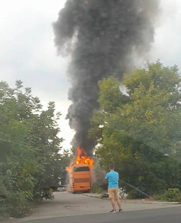 VIDEO Zapalio se stari autobus u Dubravi: 'Odjednom se nadvio jako gusti crni dim, strašno...'