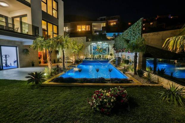 FOTO Kakva perverzija u Splitu! Vodeni raj i slike dizajnera. Ova vila se prodaje, a znamo i cijenu