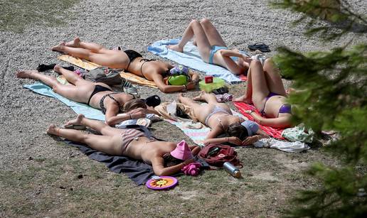 FOTO Ne pada ispod 35°C! Kraj je kolovoza, plaže i dalje pune