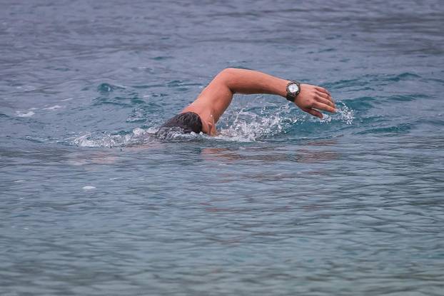 Makarska: Robert Tarčuki svaki dan se kupa unatoč zimi