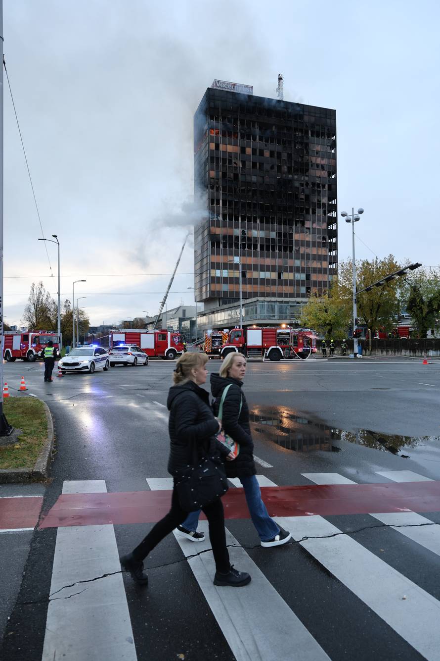Zagreb: Nastavlja se gašenje Vjesnikovog nebodera, teška noć iza vatrogasaca