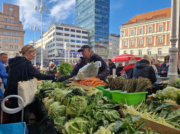 FOTO 'Pa to nije normalno, kila rajčica sedam eura! Nemam ja toliko, kupila sam tri komada'