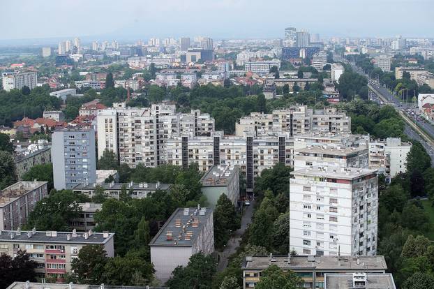 Pogled na panoramu Zagreba sa zadnjeg kata nebodera Zagrebtower