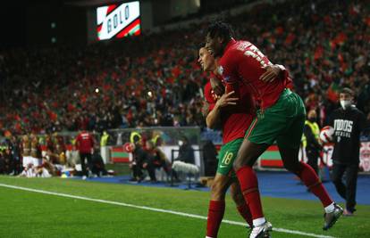 Portugal se namučio za finale play-offa! Turci promašili penal