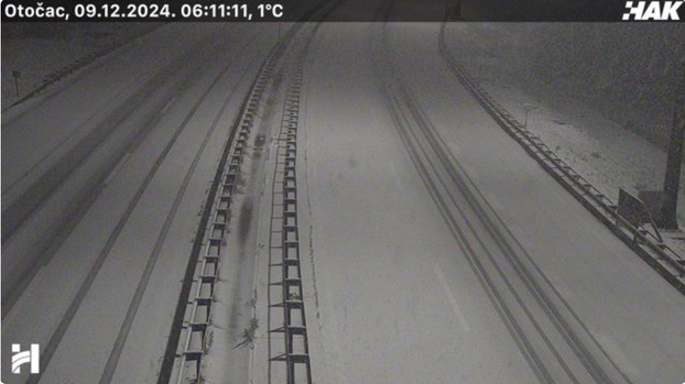 FOTO Pogledajte kako izgledaju ceste kroz Liku!  Pada snijeg, za kamione zatvoreno prema Rijeci