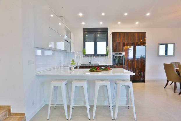 FOTO Kakva perverzija u Splitu! Vodeni raj i slike dizajnera. Ova vila se prodaje, a znamo i cijenu