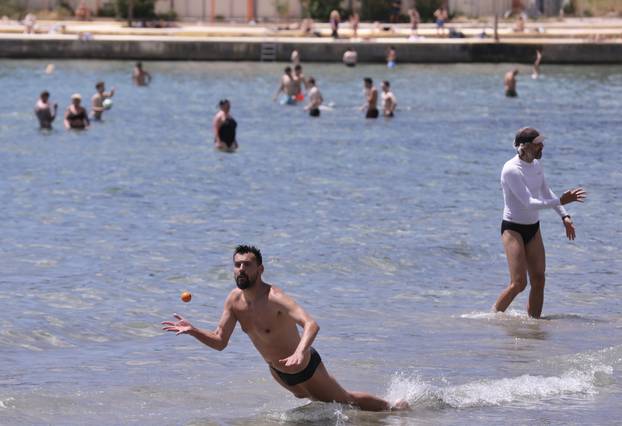 Split: Bačvice pune kupača uslijed toplog vremena