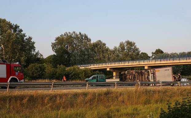 Kamion se prevrnuo na autocesti kod Rugvice, promet prekinut u oba smjera