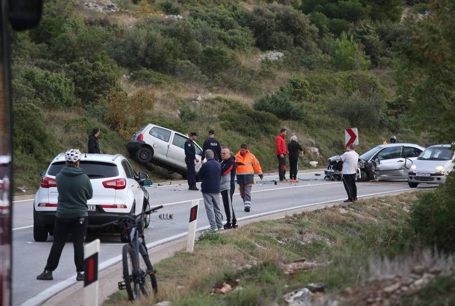 Krš i lom na ulazu u Šibenik: BMW bez pola prednjeg dijela