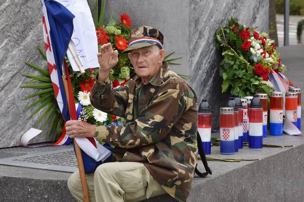 Mirko Potočki, 89-godisnji sudionik Domovinskoga rata, odao pčast braniteljima