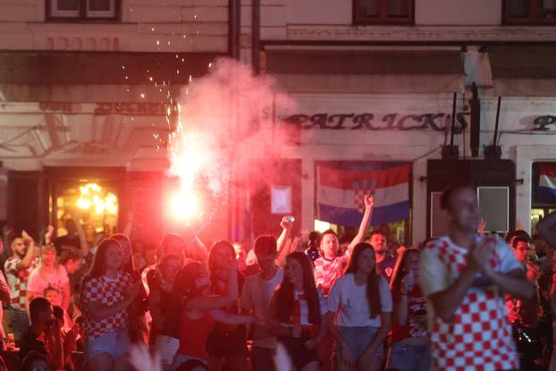 Osijek: Bakljada navijača nakon prvog gola na utakmici Hrvatske i Gane