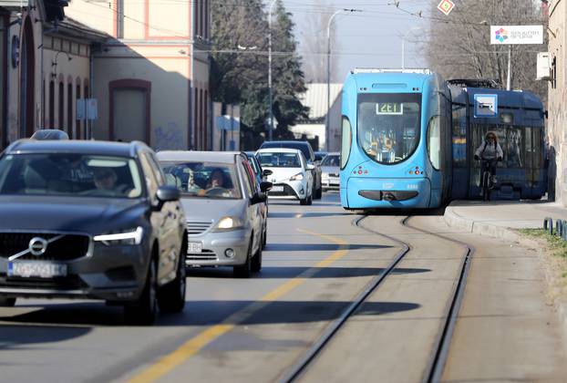 Zagreb: Tramvaj koji je iskočio iz tračnica izazvao prometni kolaps