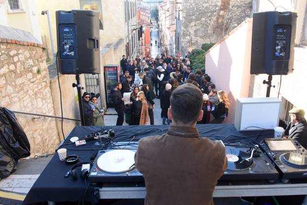 Pula: Na De Villeovom usponu, Puljane u podne u Novu godinu uveli DJ-i.