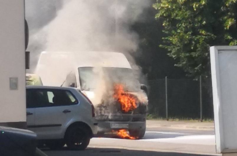 Izgorio mu je cijeli prednji kraj: Zapalio se kombi u Hondlovoj