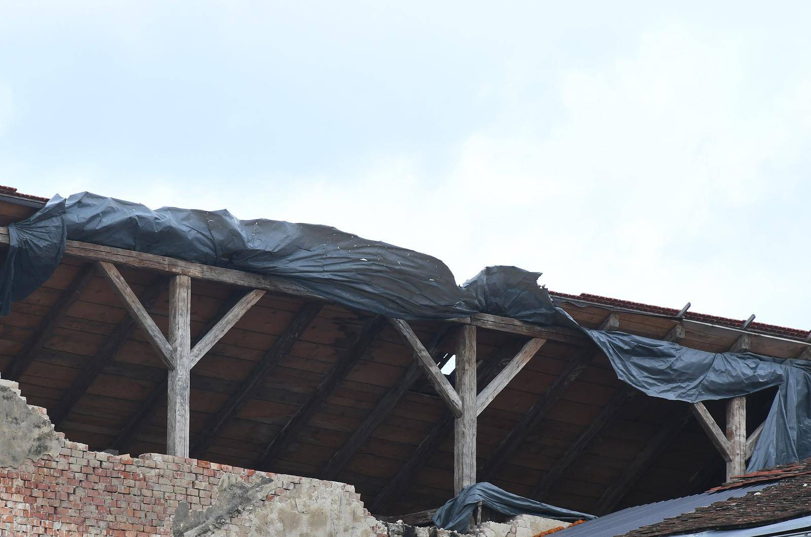 Sisak: Vjetar potrgao plastične folije koje štite u potresu oštećene kuće