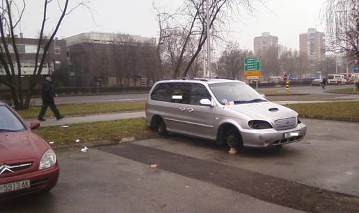 S automobila odnijeli sva četiri kotača, prednja svjetla i sjedala 