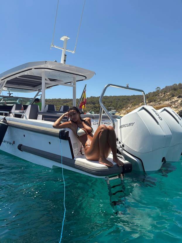 Šuškalo se da joj dečko spava sa zvijezdom platforme za odrasle. Objavom ušutkala sve tračeve