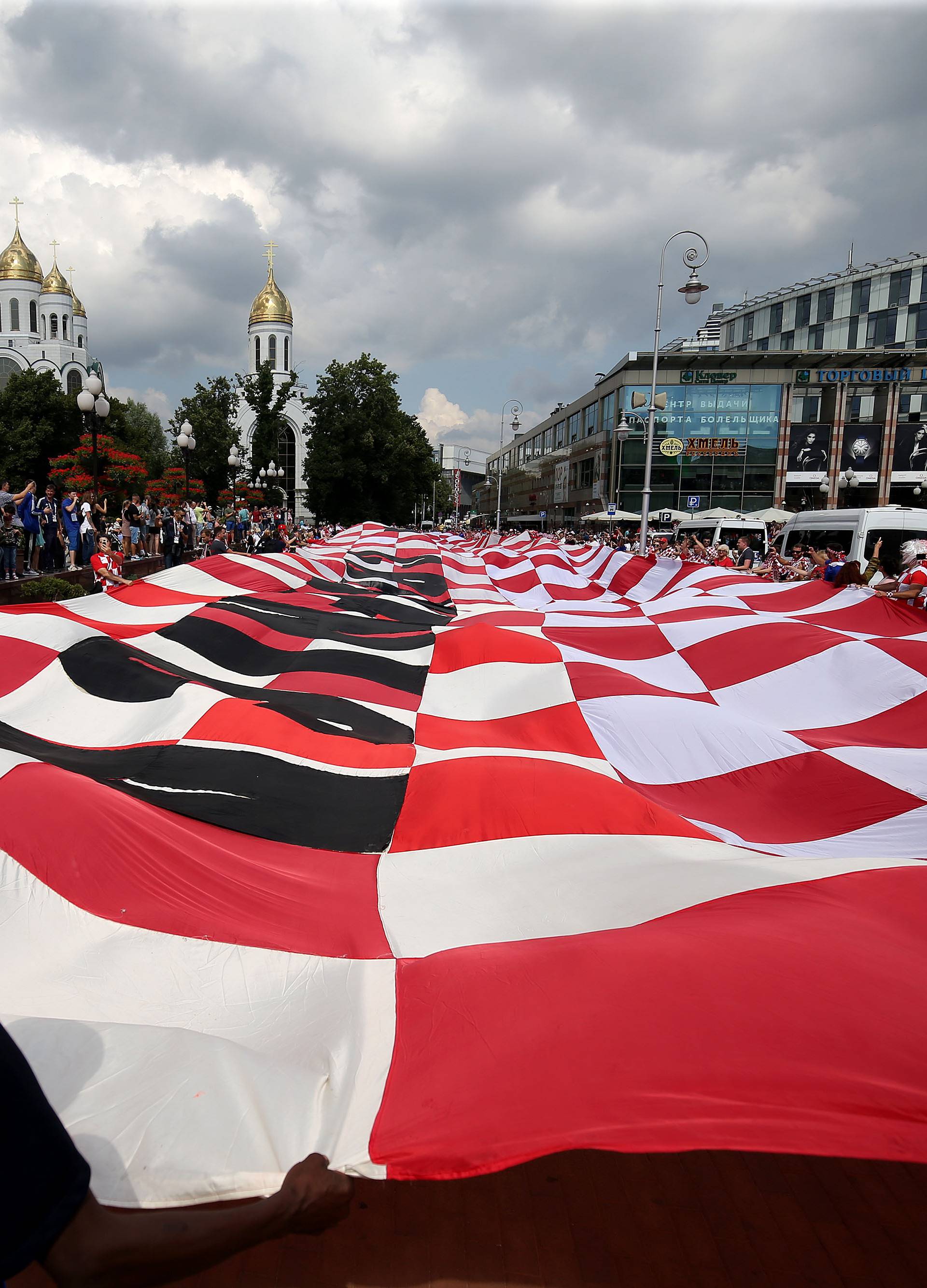 Vatrena fešta: Bjelovar prekrila megazastava od gotovo 100 m!