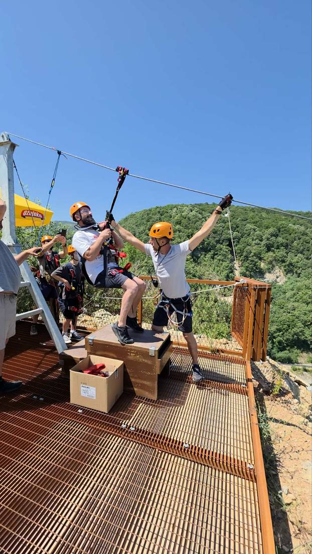 FOTO Adrenalinska atrakcija u Orahovici - zip line preko jezera!