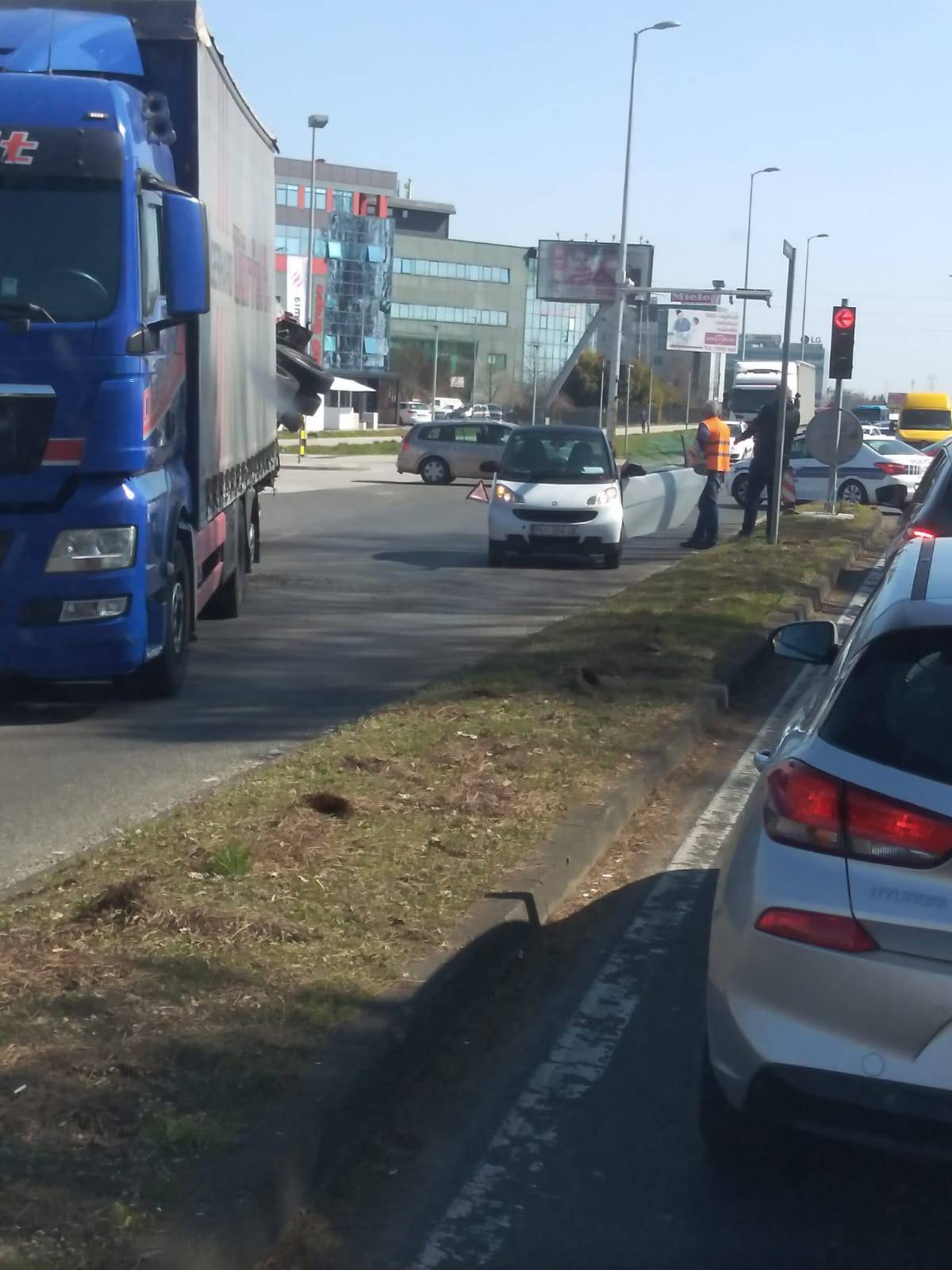 Prevrnula se prikolica kamiona u Buzinu, stvara se velika gužva