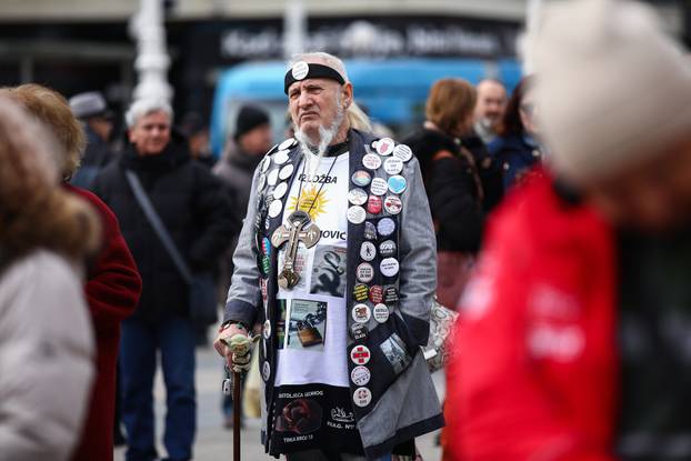 Zagreb, Prosvjed umirovljenika protiv siromaštva, korupcije i kriminala na glavnom gradskom Trgu