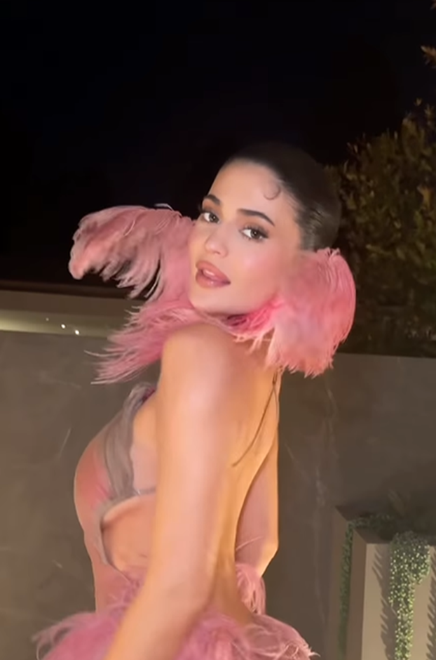 FOTO Kylie Jenner pokazala atribute: Iako je siječanj, zlatnim bikinijem priziva ljeto