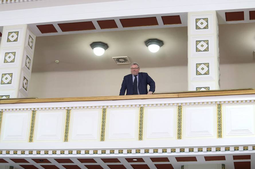 Šeks se guši od smijeha dok se zastupnici sramotno vrijeđaju