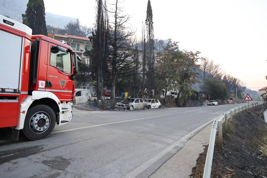 Požar kod Omiša i dalje bukti