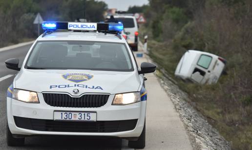 Sletio autom s ceste i zabio se u drvo pa mu se auto zapalio