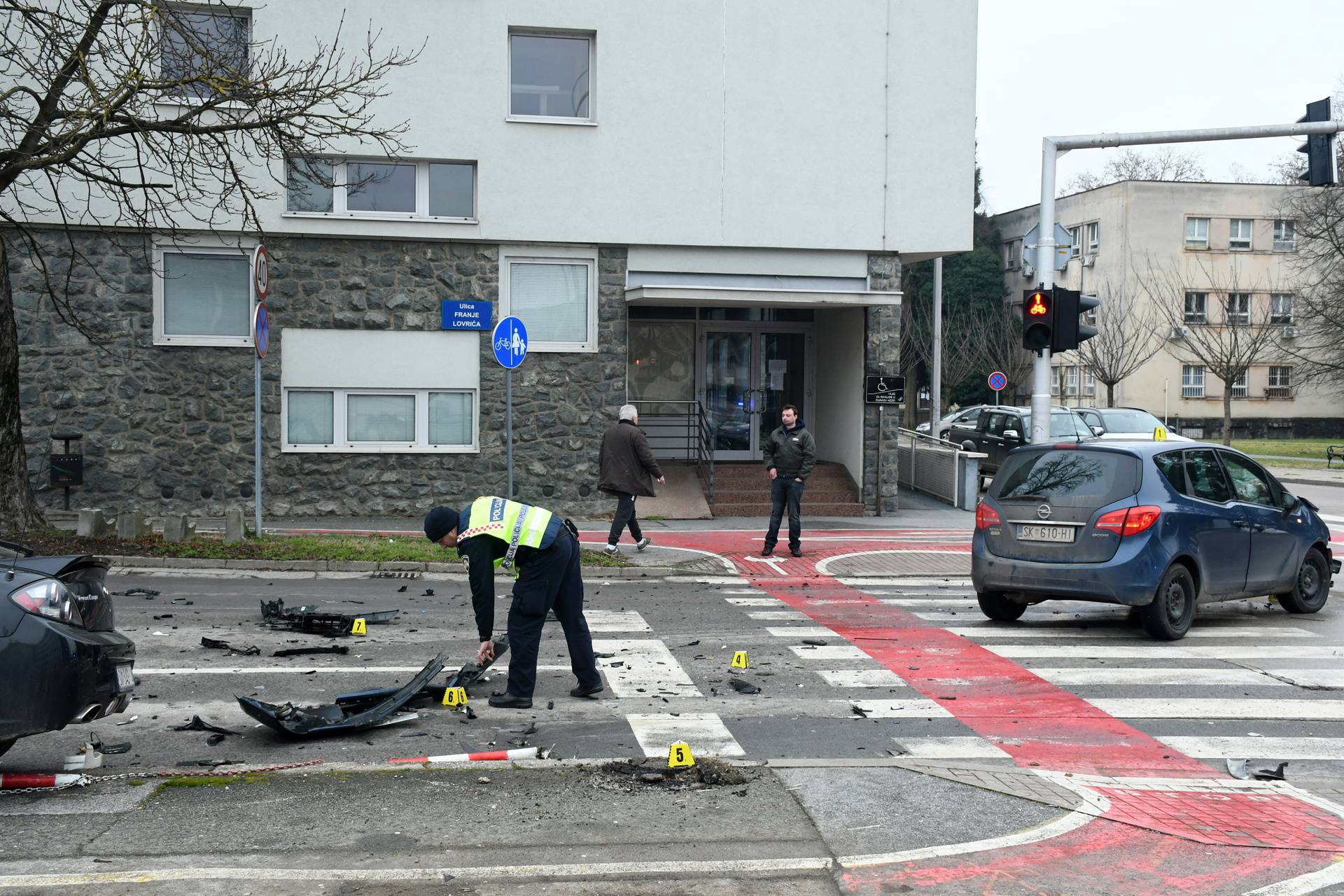 Sisak: Sudar automobila na križanju Lovrićeve i Kukuljevićeve ulice