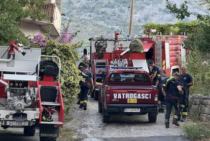 FOTO Nakon cjelonoćne borbe s buktinjom kod  Žrnovnice ovako su vatrogasci dočekali smjenu