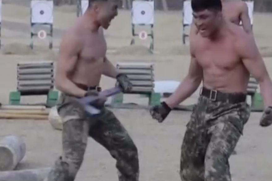 Sjevernokorejski predsjednik Kim promatra obuku specijalnih snaga