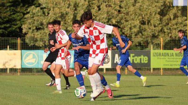 Mladi 'vatreni' zaigrali u novim Adidas dresovima! Evo kakvi su