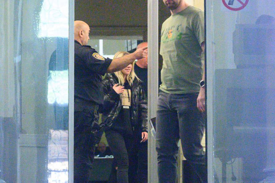 Privođenje djevojke koja je u Zagrebu brutalno tukla Filipinca 