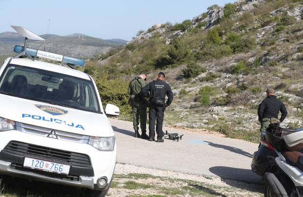 Solin: Policija nastavlja očevid nedaleko od lokacije gdje je pronađeno tijelo nepoznate osobe