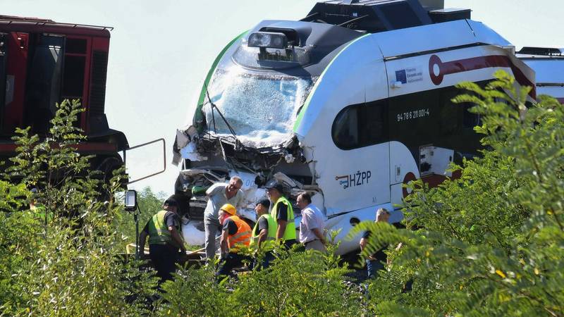 FOTO Razdvojili lokomotive iz sudara, sutra će krenuti promet