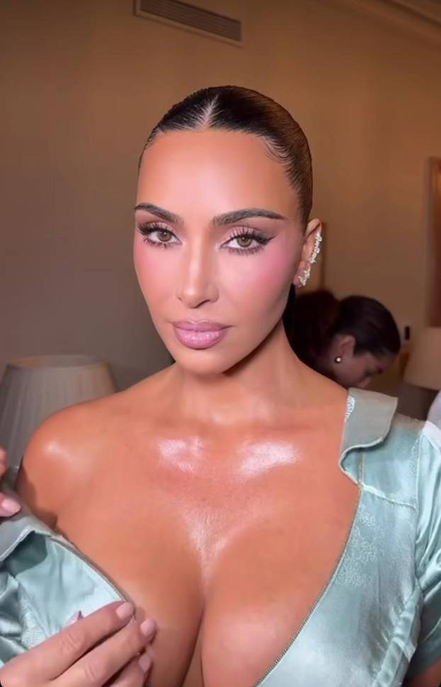 Vrući outfiti Kim Kardashian: Sve je pucalo po šavovima dok je šnajderica spašavala dekolte