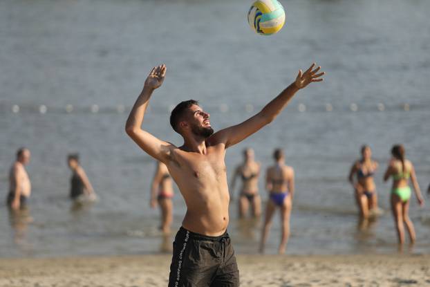 Osječani pronašli rashlađenje u Dravi