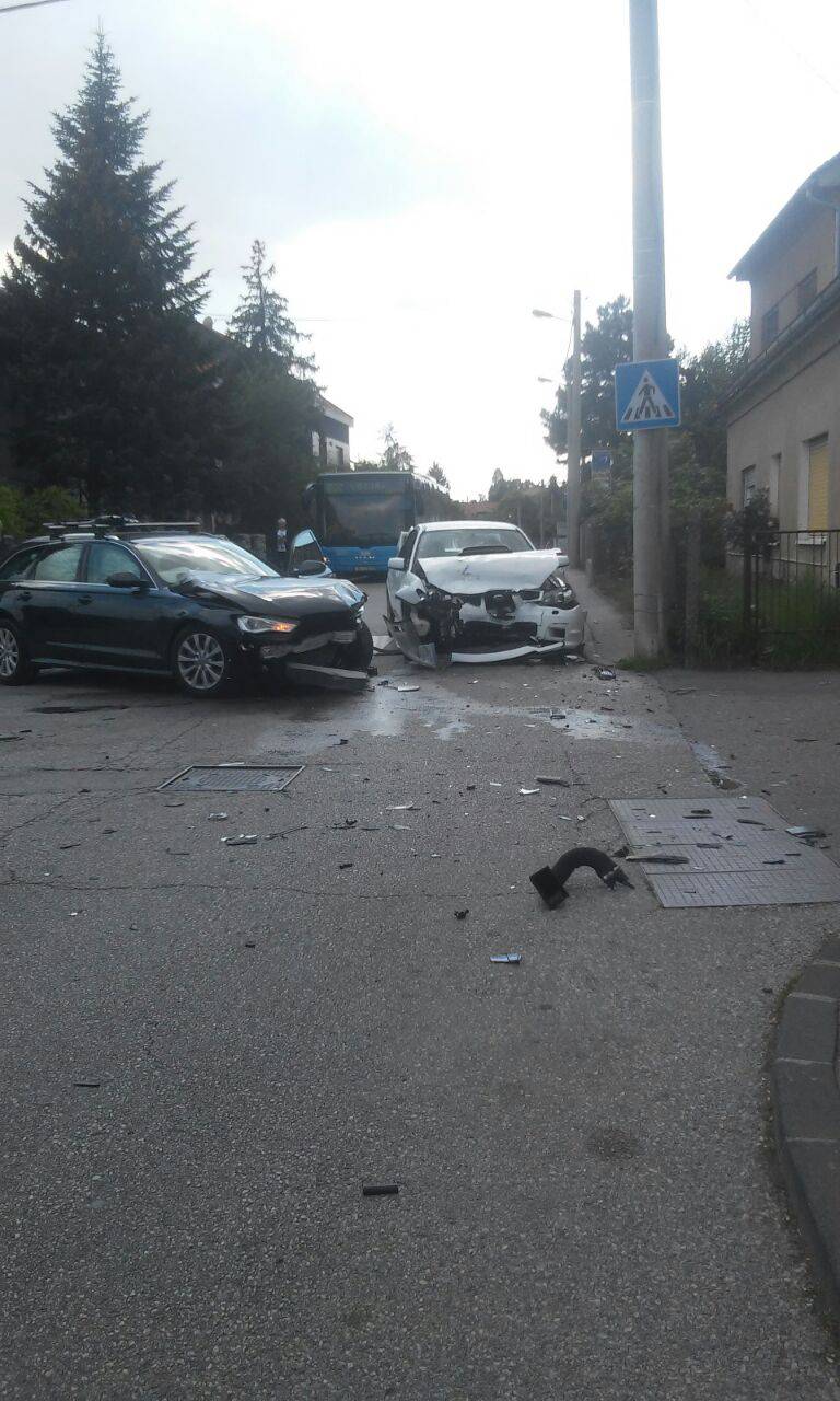 U sudaru dva auta u Maksimiru jedna djevojka je ozlijeđena