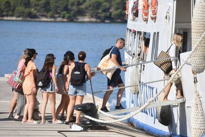 FOTO I dalje paklene vrućine: Spas od toplinskog vala mnogi su odlučili potražiti na otocima