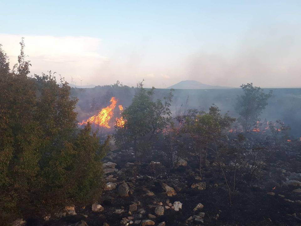 Vojska se uključila: Čak sedam kanadera gase požar kod Knina