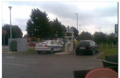 Policajac parkirao na benzinskoj da popije kavu