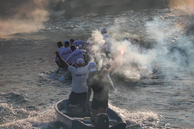 Prolazak Maratona lađa kroz Rogotin uz bakljadu