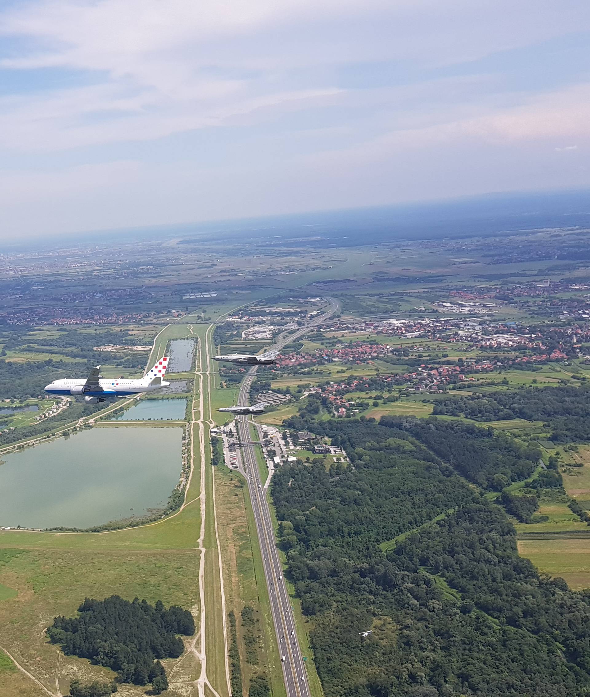 Fotke i video  iz zraka: MiG-ovi prvi čestitali našim Vatrenima