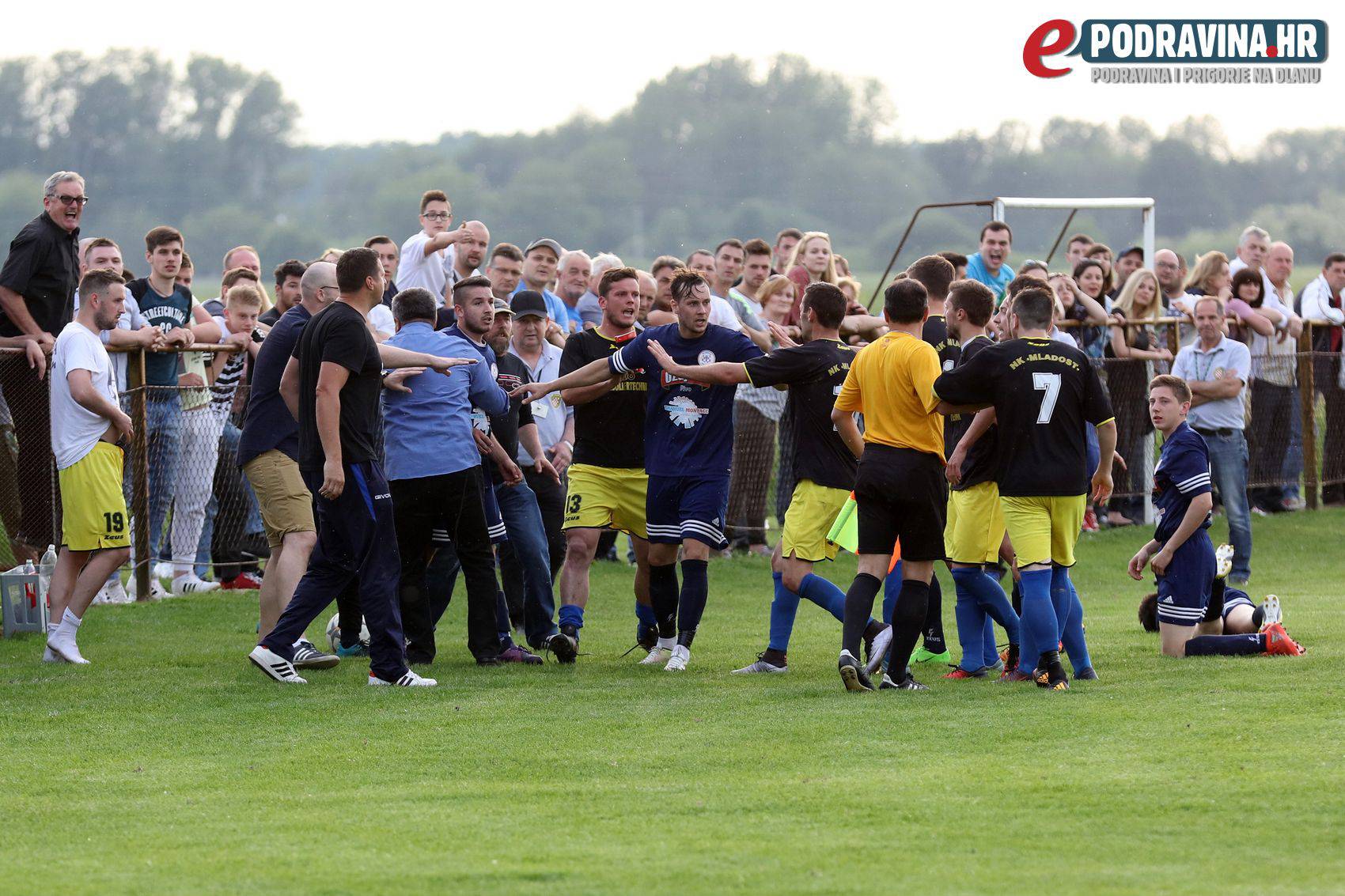 Derbi 1. ŽNL: Navijača više no u HNL-u, 4 crvena, tučnjave...