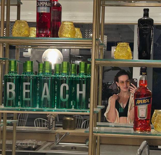 FOTO Zgodna stjuardesa hitno traži muža: Sama sam već 3 godine, želim da bude stariji...