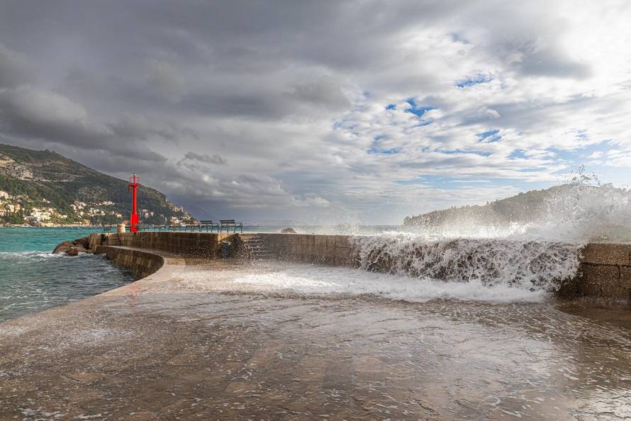 Dubrovnik: Potraga za tijelom muškarca kojeg su povukli valovi je obustavljena