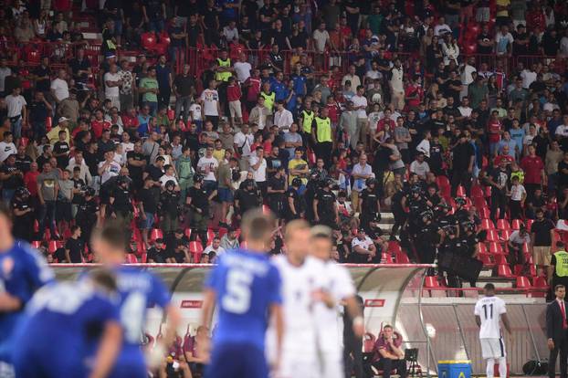 Beograd: Tijekom utakmice Srbije i Engleske izbila tučnjava, intervenirala policija