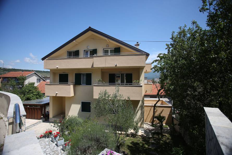 Tajne posrnule kraljice: Žena koja jede žvake i skriva muža