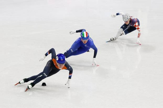 FOTO Slovenci prvi u skijaškim skokovima, brat i sestra osvojili zlato u curlingu, Shiffrin druga